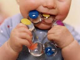 Kemikaliegruppen fokuserar på barnen. Det finns måga till synes oskyldiga leksaker som kan vara ohälsosamma att smaka på.